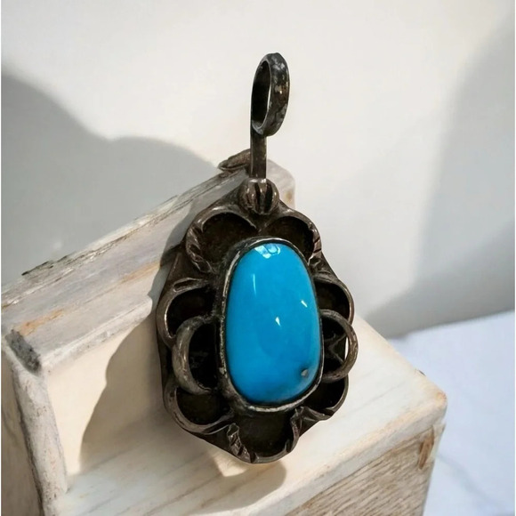 Vintage Native Sterling Turquoise Floral Pendant - Picture 6 of 10
